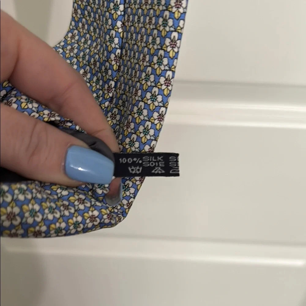 Elegant Blue and White Silk Geometric Tie - Picture 3 of 8